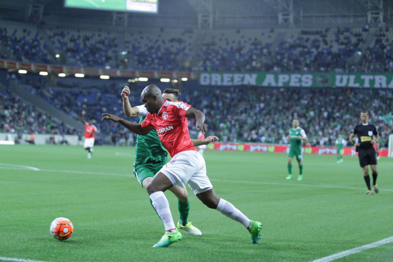 טוני וואקמה עושה שמות בסמי עופר. מטריד את ההגנה הירוקה (צילום: אסף חיימוביץ')